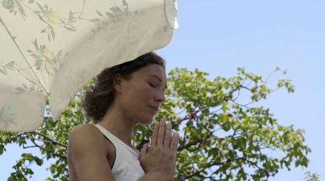 Yoga als Praxis, um mit sich selbst in Verbindung zu sein: Szene aus dem Film »Sein. Gesund – bewusst – lebendig«. FOTO: SPUREN