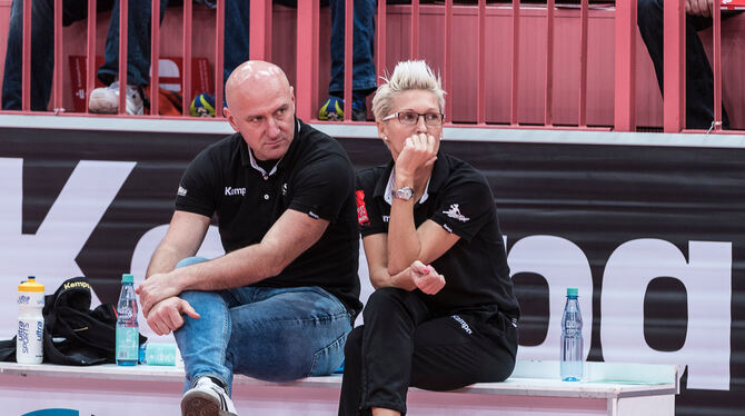 Hoffen auf finanzielle Unterstützung für die TuS Metzingen: Manager Ferenc Rott und Trainerin Edina Rott.  FOTO: WALTHER/EIBNER