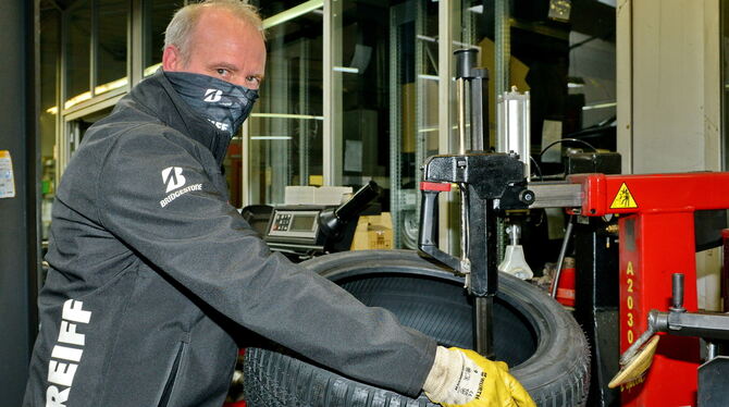 Uwe Bär, erfahrener Reifenmonteur von Reiff Süddeutschland Reifen und Kfz-Technik am Standort Reutlingen. FOTO: NIETHAMMER