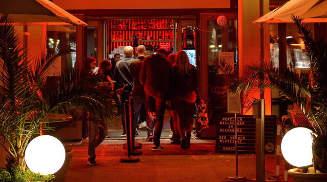 Die Leute wollen noch mal raus: In vielen Restaurants und Bars bildeten sich am Samstagabend wie im Alexandre Warteschlangen.  F