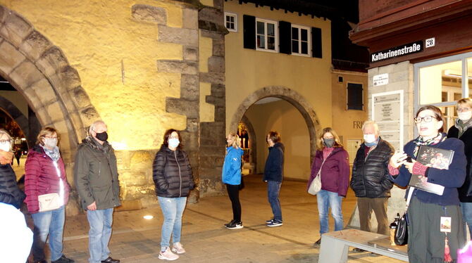 Stadtführerin Elke Stenneken (rechts) erzählte beim abendlichen Spaziergang durch die Altstadt spannende Geschichten übers Tübin