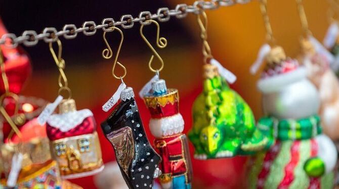 Baumschmuck wird auf einem Weihnachtsmarkt angeboten