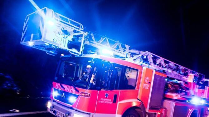 Ein Einsatzwagen der Feuerwehr trifft an der Unfallstelle ein