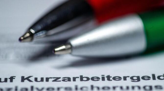 Blick auf ein Antragsformular für Kurzarbeit Blick auf ein Antragsformular für Kurzarbeit