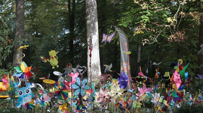 Viele bunte Windspiele erinnern auf dem Tübinger Bergfriedhof an Kinder, die gestorben sind, bevor die Eltern sie kennenlernen k
