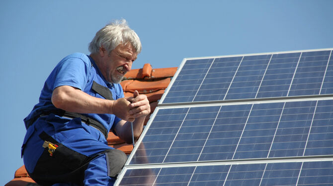 Eine Fotovoltaikanlage wird auf einem Dach installiert. Mit dem Solarmodell möchte die Stadt Metzingen den Anteil von umweltfreu
