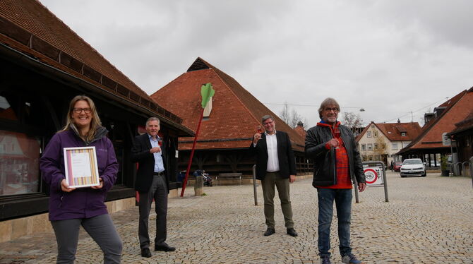 Meike Hespeler (links) zeigt die Urkunde zur Auszeichnung von Metzingen als »Weinsüden Weinort«, Jörg Waldner, Dr. Ulrich Fiedle