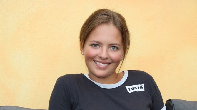 Nicola Veith aus Dettingen hat nach dem Abi eine Ausbildung zur Zahntechnikerin begonnen.  FOTO: OECHSNER