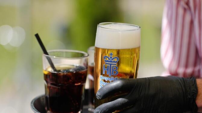 Kellner Getränke auf einem Tablett.