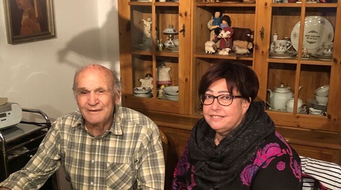 Anja Gabriel mit ihrem Vater: In einem VHS-Kurs informiert sie über die Möglichkeiten, die Zeit des Abschiednehmens von den Elte