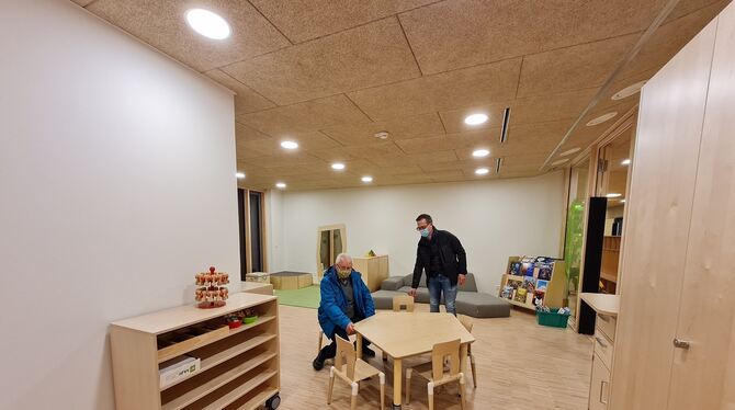 Probesitzen erlaubt: Gemeinderäte besichtigten das neue Kinderhaus.  FOTOS: SCHRADE
