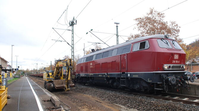 Zweiwegebagger haben das Gleis eins im Bahnhof Metzingen bis aufs Erdreich abgetragen. Ein mit einer Großdiesellok bespannter Z