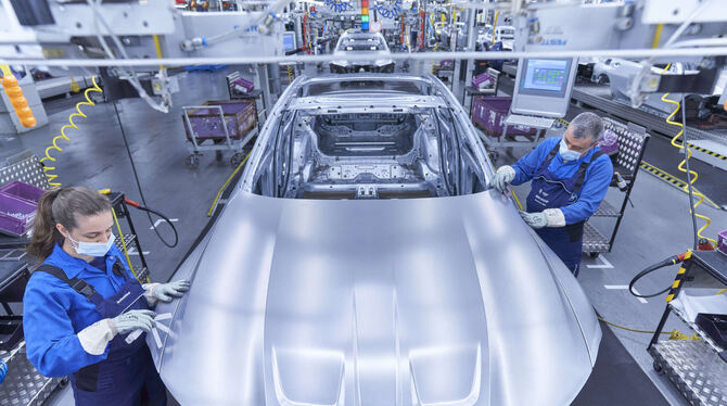 Produktion des BMW M3 im Werk in München: Im Bild prüfen die Mitarbeiter abschließend die Karosserie.  FOTO: BMW