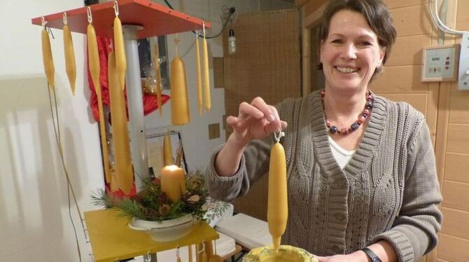 Ein bisschen wie Meditation empfindet die Dußlingerin Iris Dürr die Kunst des Kerzenziehens. FOTO: WEBER