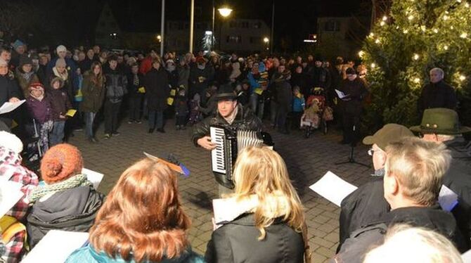 In Ofterdingen (links) und Öschingen kamen insgesamt mehrere Hundert Besucher zusammen, um gemeinsam Weihnachtslieder zu singen.