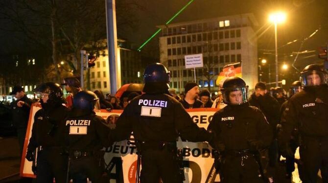 Polizisten eskortieren in Kassel 170 Menschen, die unter dem Motto »Kassel gegen die Islamisierung des Abendlandes« demonstri