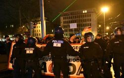 Polizisten eskortieren in Kassel 170 Menschen, die unter dem Motto «Kassel gegen die Islamisierung des Abendlandes» demonstri
