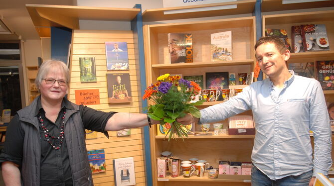 Blumen zum Abschied: Stefan Fink übernimmt die Buchhandlung von Inhaberin Margret Widmann.  FOTO: PFISTERER