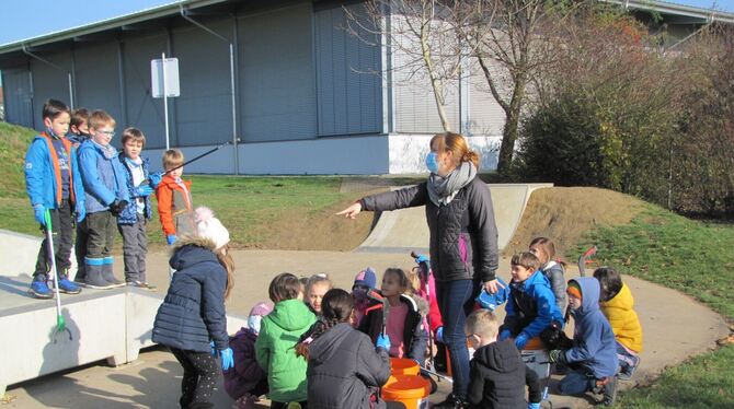 Annette Maier zeigt ihren Schülern, was sie wo zu tun haben. Die Kinder der Römerwegschule in Häslach waren im Ort unterwegs, um