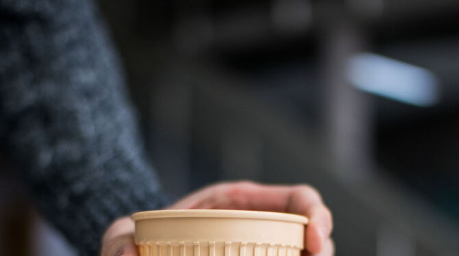 Die neuen Mehrwegbecher sind auch stabiler als die alten. FOTO: STUDIERENDENWERK Die neuen Mehrwegbecher sind auch stabiler als die alten. FOTO: STUDIERENDENWERK