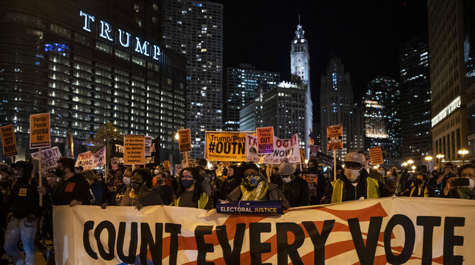 Demonstranten in Chicago halten während eines Protestmarschs ein Transparent mit der Aufschrift »count every vote« (zählt jede S