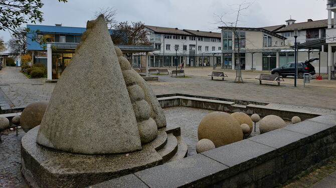 Stillgelegter Brunnen, leerer Platz: Rommelsbachs »Neuer Mitte« fehlt es an Pflanzen und Publikum. Die Einwohner wünschen sich h