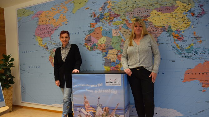 Beate Steimle (links) und Bärbel Haas vom Reisebüro Lichtenstein würden gerne das Gesundheitsamt unterstützen.  FOTO: SAUTTER