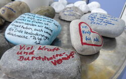 Steine vor dem Haus an der Steinlach zur Beschriftung durch Besucher zur Unterstützung der Mitarbeiter.  FOTO: LENSCHOW 