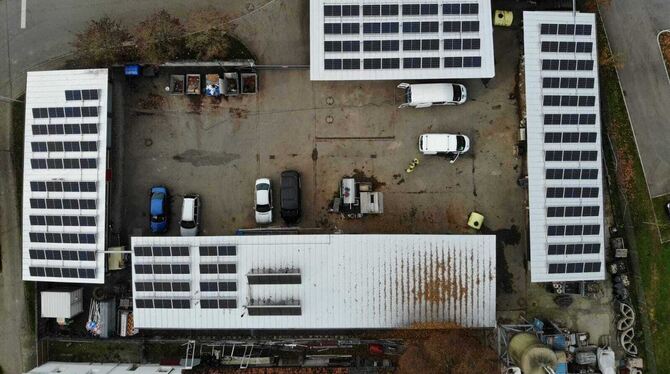 Von oben ist der Unterschied deutlich zu erkennen: Auf den Dächern des Bauhofs sind nun Fotovoltaikanlagen. FOTO: HUMMEL SYSTEMH