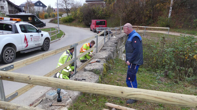 Nach dem Absturz eines Mountainbikers von der Lindenbachbrücke ist jetzt der Sicherheitszaun deutlich verlängert worden.  FOTO: