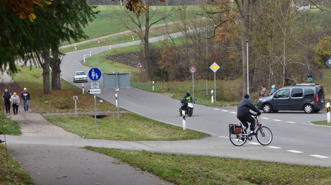 Am Einmündungsbereich von der Kreisstraße zur Abzweigung nach Bästenhardt soll es eine Querungshilfe geben.   FOTO: MEYER