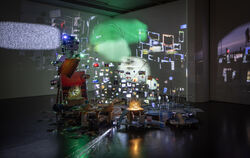 Mit ihren aus vielen Kleinteilen und Projektionen zusammengesetzten Installationen, die im Raum zu schweben scheinen, beeindruck