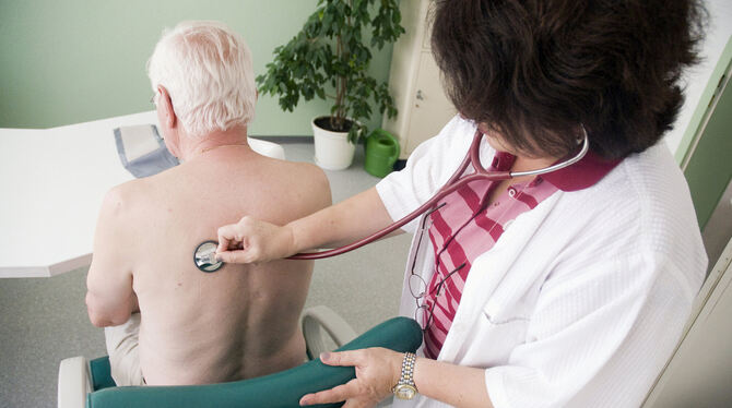Gerade für Senioren ist wohnortnahe medizinische Versorgung wichtig.  FOTO: ULMER/DPA