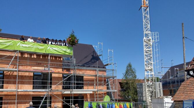 Richtfest in Oferdingen im August 2018: Die GWG baute hier zwei Mehrfamilienhäuser, die voriges Jahr fertig wurden. FOTO: BÖHM