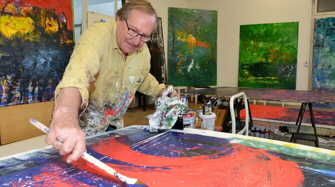 Farbexplosionen ohne Namen: Ulrich Lukaszewitz in seinem Atelier. Foto: Niethammer