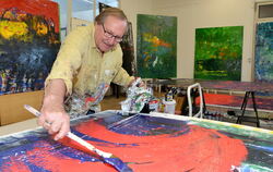 Farbexplosionen ohne Namen: Ulrich Lukaszewitz in seinem Atelier. Foto: Niethammer