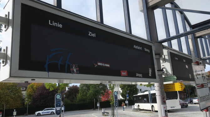 Da sieht man Schwarz: Anzeigetafeln am Metzinger Bahnhof mit Infos hin zum Busbahnhof sind schon längere Zeit außer Betrieb. Die