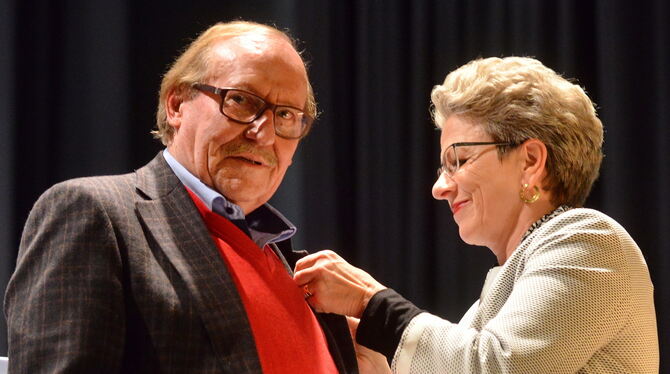 »Ein Charmeur«: Ulrich Lukaszewitz, als er von Barbara Bosch die Ehrennadel des Städtetags verliehen bekam. FOTO: NIETHAMMER