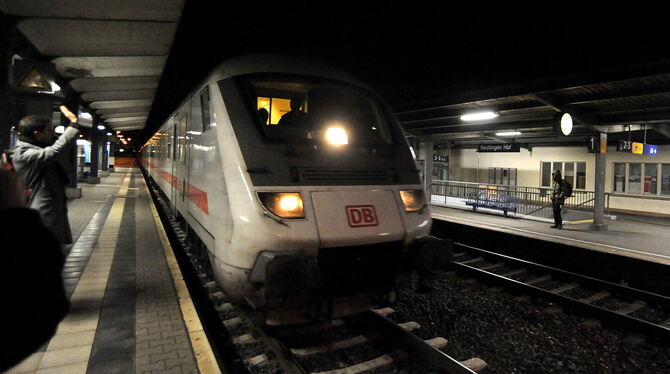 Als er noch fuhr: Ein IC »Loreley« hält frühmorgens in Reutlingen.  FOTO: NIETHAMMER