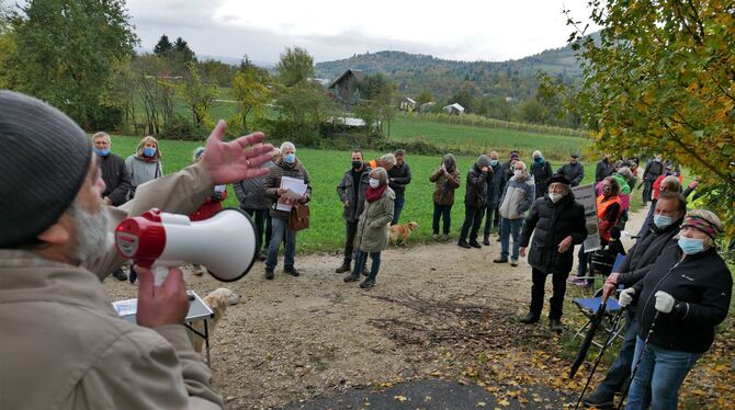 Bei einem Spaziergang durch die Wiesen und Felder im »Galgenrain« hat die Bürgerinitiative »Rettet das Arbachtal« vor Kurzem übe