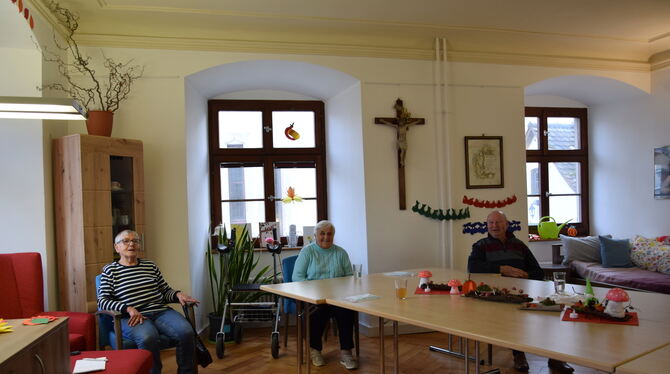 Maria Steinki, Inge Rapp und Reinhard Portner besuchen zweimal die Woche die Tagespflege in St. Martin.  FOTOS: WURSTER