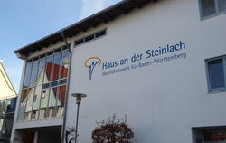 Das Haus an der Steinlach ist trotz aller Schutzmaßnahmen in Mössingen zum Hotspot der Corona-Infektionen geworden.  FOTOS: LENS