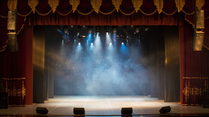 Derzeit sind die Bühnen leer, für Künstler gibt es wegen Corona keine Auftrittsmöglichkeiten.  FOTO: KOZLIK-MOZLIK/ADOBE STOCK