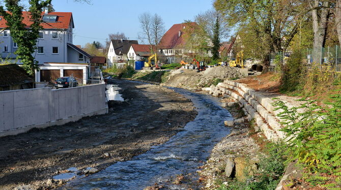 Die Betonmauer am linksseitigen Ufer dient dem Hochwasserschutz. In der Echaz darf wegen der Fisch-Schonzeit jetzt nicht mehr ge