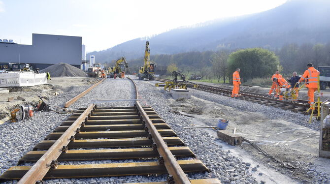 Bis Montag ist die letzte Schiene verlegt, dann fährt wieder die Ermstalbahn: Die Arbeiten im Bereich des bisherigen Haltepunkts