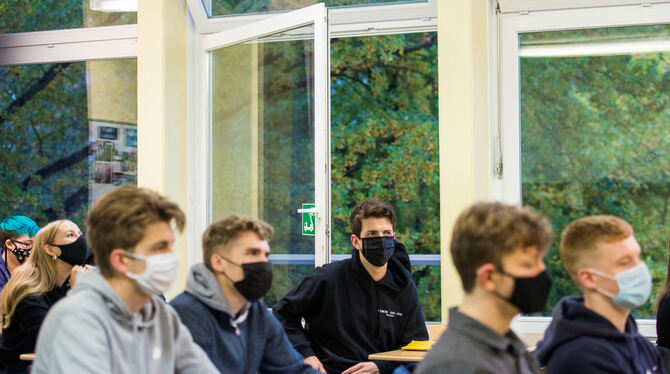 Unterricht mit Maske: Unter allen Umständen sollen Schul-Schließungen vermieden werden.  FOTO: BOCKWOLDT/DPA