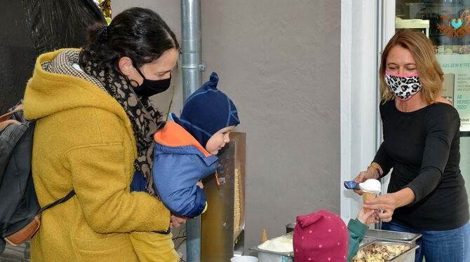 Lieber Kindern eine Freude machen als viel Strom verbrauchen: Alexandra Pieper (rechts) in Kirchentellinsfurt. FOTO: NIETHAMMER Lieber Kindern eine Freude machen als viel Strom verbrauchen: Alexandra Pieper (rechts) in Kirchentellinsfurt. FOTO: NIETHAMMER