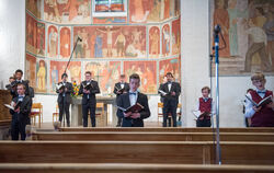 Singen auf Abstand: Die Capella Vocalis bei ihrem Konzert im Oktober in der Reutlinger Christuskirche.  FOTO: STORZ