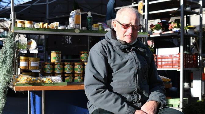 Berufsimker Horst Wolff verkauft auf dem Reutlinger Wochenmarkt viele Honigsorten aus eigener Herstellung. FOTO:  ZENKE