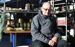 Berufsimker Horst Wolff verkauft auf dem Reutlinger Wochenmarkt viele Honigsorten aus eigener Herstellung. FOTO:  ZENKE